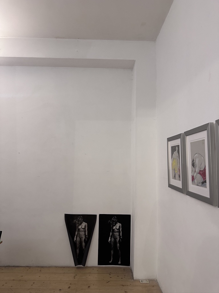 I’m so tired in dialogo con altre opere nella sala della mostra Primo Round