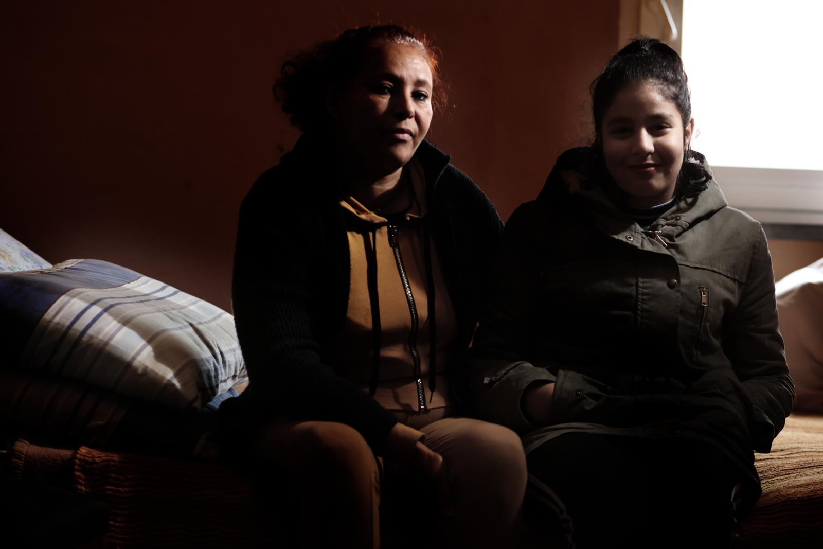 Due persone sedute accanto a un letto — Via Savoia, Cosenza · 2 gennaio 2019